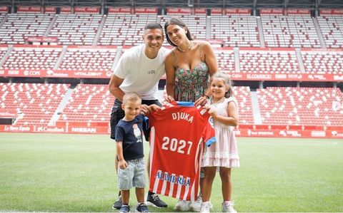 Uros Djurdjevic y su familia celebrando la renovaci�n con el Sporting