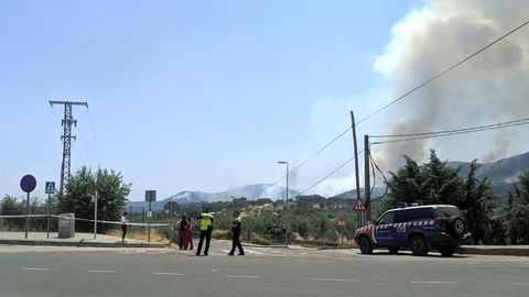 Imagen tomada desde la localidad madrile�a de Cadalso de los Vidrios, del incendio originado en Almorox (Toledo) y que se ha extendido a la Comunidad de Madrid han ardido alrededor de 2.000 hect�reas, 1.300 de ellas en la regi�n madrile�a, donde se tuvo que desalojar a 400 vecinos de la localidad de Cadalso de los Vidrios