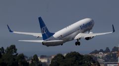 Un avi�n de Air Europa, despegando de Alvedro (foto de archivo)