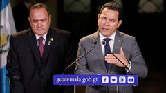 El presidente de Guatemala, Jimmy Morales, interviene ante los medios en presencia del mandatario electo Alejandro Giammattei 