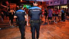 Dos agentes de la Polic�a Local de Rianxo vigilando la celebraci�n de los festejos