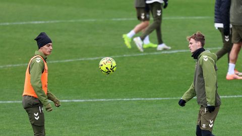 Jones El-Abdellaoui, durante un entrenamiento del Celta, con Williot Swedberg, uno de sus grandes apoyos en su primer a�o en Vigo.