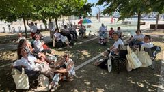Grupo de mujeres tejiendo este lunes en la Marina