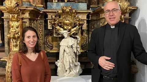 La especialista que ha restaurado la estatua de San Roque, Milagros Martnez, junto al prroco de San Miguel dos Agros, Ricardo Vzquez