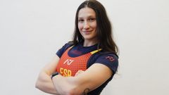 Rosal&iacute;a Veiga posa co uniforme da selecci&oacute;n espa&ntilde;ola que vestiu en Malta.
