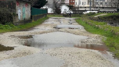 Baches en la senda peatonal en O Ponto.