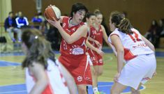 Roc�o Varela, que anot� 17 puntos, esconde el bal�n ante la defensa de una jugadora del Maristas. 