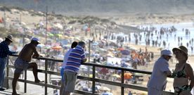 Imagen de archivo de la playa de A Frouxeira, en Valdovi�o, abarrotada de ba�istas y turistas el pasado verano. 