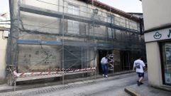 La fachada, este viernes con los andamios recién instalados