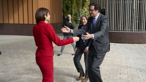 El ministro de Transformacin Digital y Funcin Pblica, scar Lpez, saluda a la alcaldesa de Vitoria-Gasteiz, Maider Etxebarria, en la presentacin de la cumbre global de la Alianza Abierta.