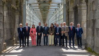 Asistentes al acto conmemorativo en el puente de Pelayo Mancebo durante la celebraci&oacute;n del 25 aniversario de la colaboraci&oacute;n entre entidades profesionales de Galicia y Portugal.