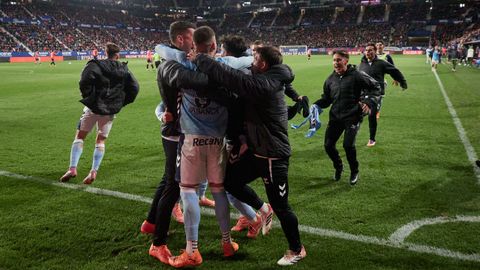 Futbolistas del Celta, celebrando uno de los goles del triunfo ante el Osasuna en El Sadar.