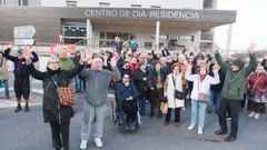 Concentraci�n contra la subida de las tarifas en la residencia de Cervo