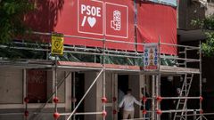 Andamios delante de la entrada de la sede del PSOE en la calle Ferraz de Madrid.