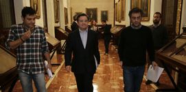 <span lang= es-es >Camino del anuncio</span>. Jos� Manuel Dapena y Xulio Ferreiro, a la derecha, con sus colaboradores. Al fondo est�n la edila de Facenda, Mar�a Eugenia Vieito, y su director de �rea, Emilio Nogueira. 