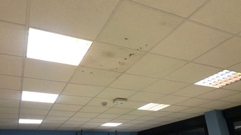 Humedades y goteras en el techo de las aulas del Instituto Astures, en Lugones