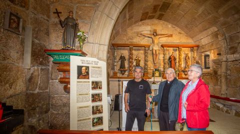 Imagen de fray Juan de Navarrete en la capilla de O Santo, en Nantes, con el p�rroco Samuel Garc�a y dos feligreses que apoyan la canonizaci�n
