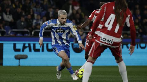 Mella, persiguiendo el bal�n en una acci�n ante el Granada.