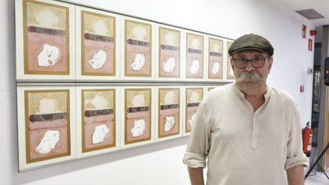 El artista Ux�o L�pez, ante una de las variaciones de su exposici�n  A diferencia repetida , en el CC Marcos Valc�rcel de Ourense.