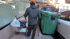Un joven rumano que d�a tras d�a remueve en los contenedores para sacar enseres que luego pueda vender. 