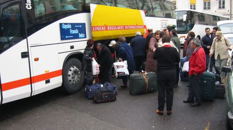 Emigrantes en Ginebra toman un bus hacia Galicia