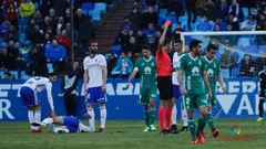 Vicandi Garrido mostrándole la roja a Berjón