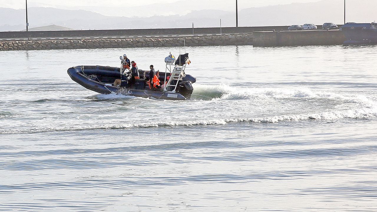 Mar sigue en A Pobra con trabajos anticontaminación a raíz del hundimiento de un bateeiro abandonado