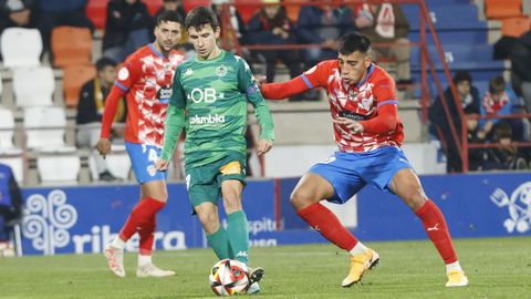 Luis Chacn pugna con Thiago Ojeda en su visita a Lugo