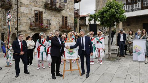 El presidente de la asociaci�n, Francisco Mestre, y el regidor de Celanova, Antonio Puga, tras el descubrimiento del cartel