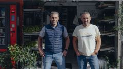 Antonio y Juan Carlos a las puertas de su establecimiento