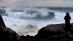 El temporal de viento, lluvia y grandes olas provoc� inundaciones y da�os en el litoral barbanzano