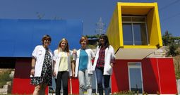 El equipo de especialistas posa ante el edificio creado con ocho estructuras met�licas que se usaban para el transporte mar�timo. 
