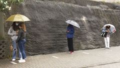 J�venes hacen cola en el punto covid del Hospital Provincial de Pontevedra para hacerse la prueba PCR