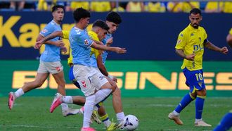 Pablo Meix�s, �ngel Arcos y Andr�s Anta��n, durante el C�diz-Celta Fortuna.