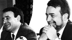 Los galleguistas Carlos Casares y Alfredo Conde, en una imagen de 1991