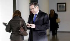 �ngel Curr�s revisa su m�vil en los juzgados de Lugo, a los que acudi� a declarar esta semana en el marco de la operaci�n Pok�mon.