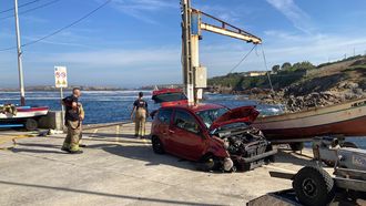 Bomberos junto al veh�culo accidentado este mi�rcoles en O Porti�o