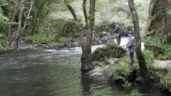 Foto de archivo de dos pescadores en el r�o Mandeo.