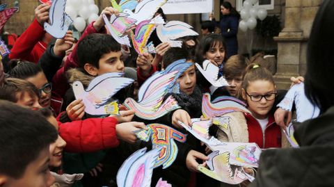 Paz Ourense.Lectura de manifiesto y suelta de globos en la praza Maior de Ourense