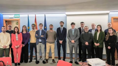 El consejero de Ciencia, Industria y Empleo, Borja S�nchez, con representantes de los centros de I+D+i de grandes empresas