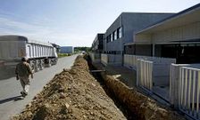 El Concello est� dotando al centro, al que no tiene acceso, de servicios como luz y agua. 