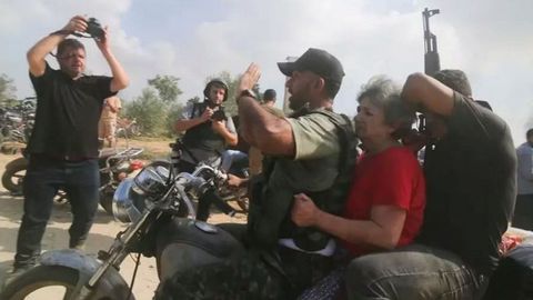 Imagen del secuestro de Adina Moshe, por parte de integrantes del grupo yihadista Ham�s.