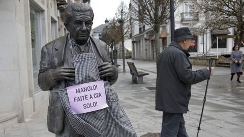 La estatua de Ánxel Fole en el Campo Castelo con mandil por el Día da Muller