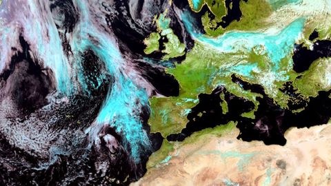 Imagen satelital de la borrasca ubicada frente a la costa de Portugal que bombea el aire caliente que este martes provocar� un aumento notable de las m�ximas, pero tambi�n tormentas por la tarde