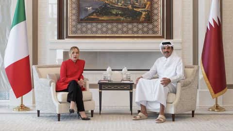  La primera ministra de Italia, Giorgia Meloni, traslad� este s�bado al emir de Catar, Tamim bin Hamad Al Thani, la  cercan�a  de su pa�s frente a los ataques iran�es y ofreci� la capacidad industrial italiana para contribuir a la rehabilitaci�n de las infraestructuras energ�ticas da�adas