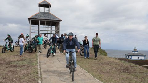 El presidente de la Xunta, Alfonso Rueda, hizo en bici un tramo del nuevo Cami&ntilde;o do Litoral en Ribadeo.