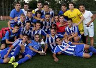 Los componentes del Club Deportivo Baio posando con el trofeo conquistado en San Andr�s. 