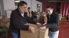 Enrique Iglesias, trabajando la pasada semana en la recogida de ayuda humanitaria en Santiago