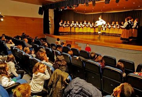 Adem�s de un auditorio con casi trescientas butacas, en el antiguo mercado se habilit� una sala de exposiciones.