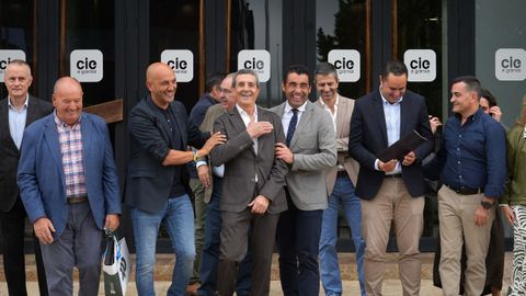 Indalecio Cuevas y Julio G�mez, durante el homenaje celebrado este mi�rcoles en O Porri�o por su despedida de la Asociaci�n de Empresarios de A Granxa.